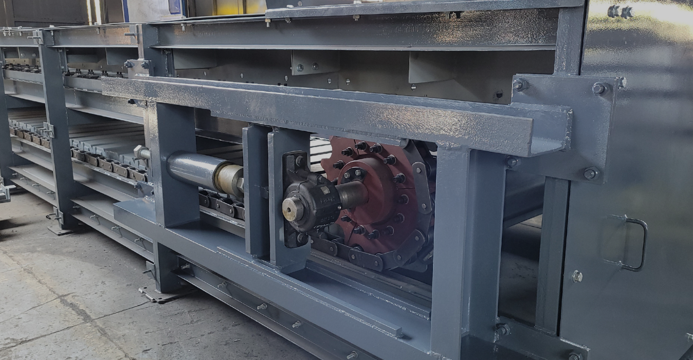 Apron feeder chains used in heavy-duty bulk material handling system banner